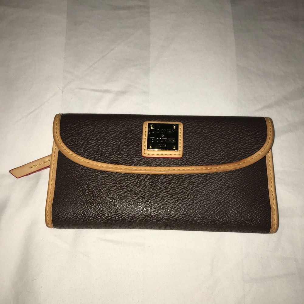 Dooney and Bourke wallet! ♡